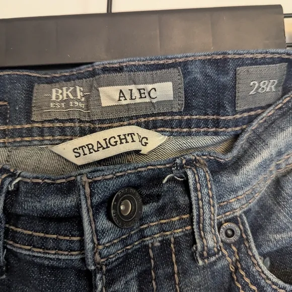BKE Alec 28R distressed women's jeans. Straight leg denim.