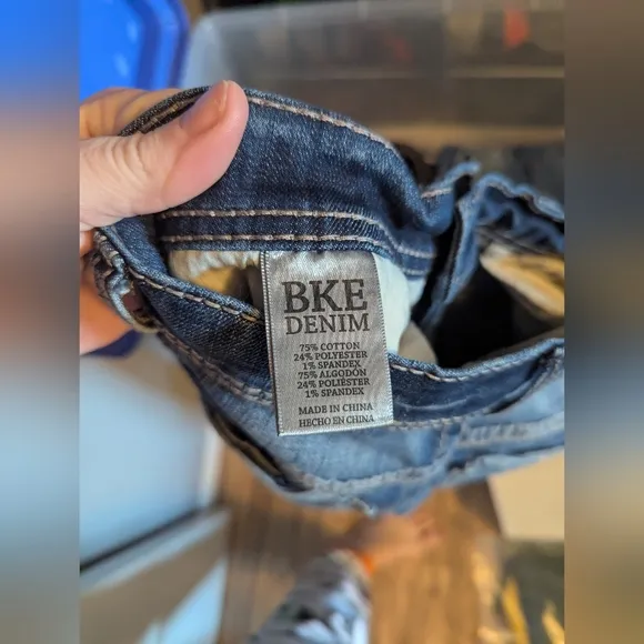BKE Alec 28R distressed women's jeans. Straight leg denim.