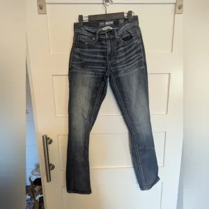 BKE Alec 28R distressed women's jeans. Straight leg denim.
