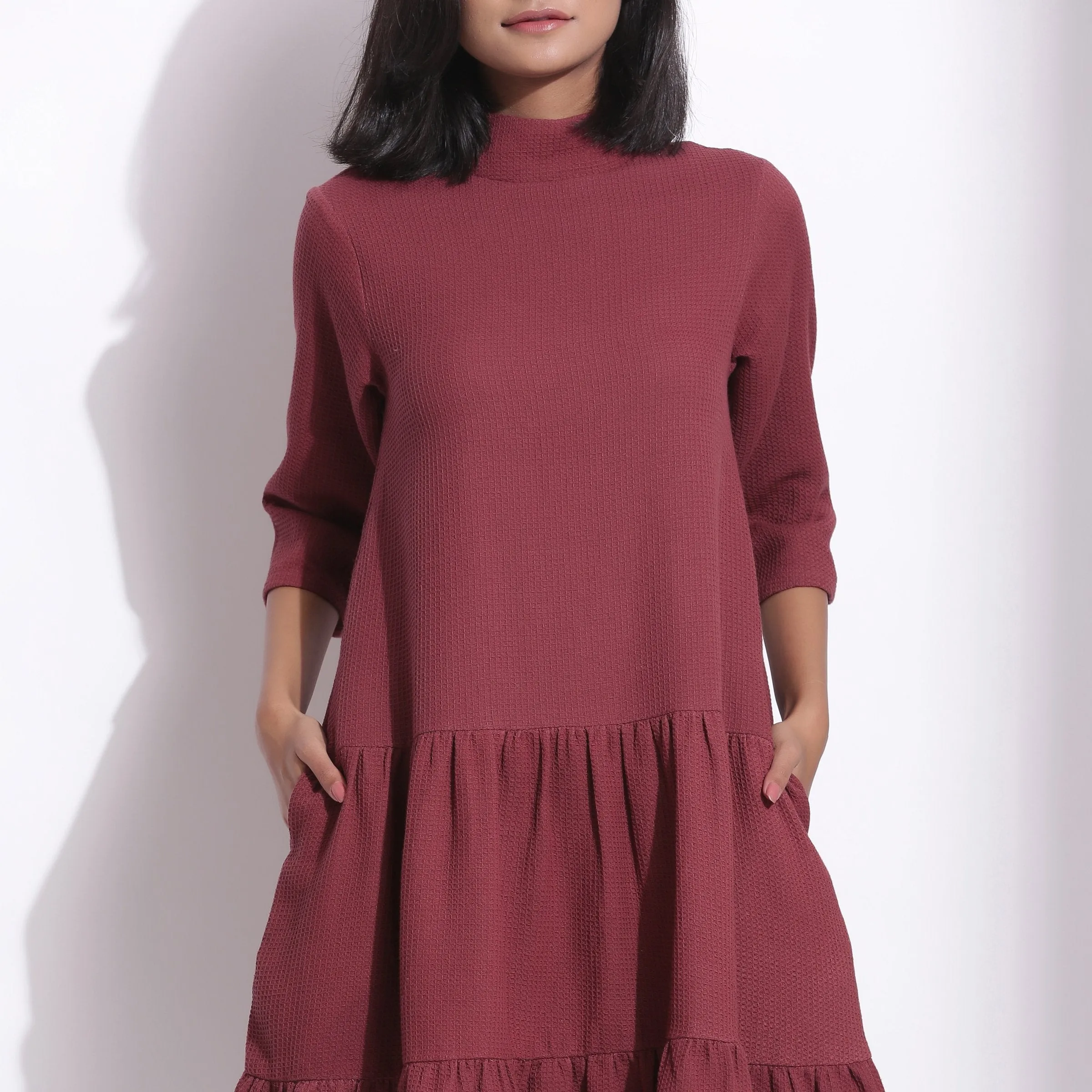 Elegantes Midikleid mit Stufenrock und Trompetenärmeln
