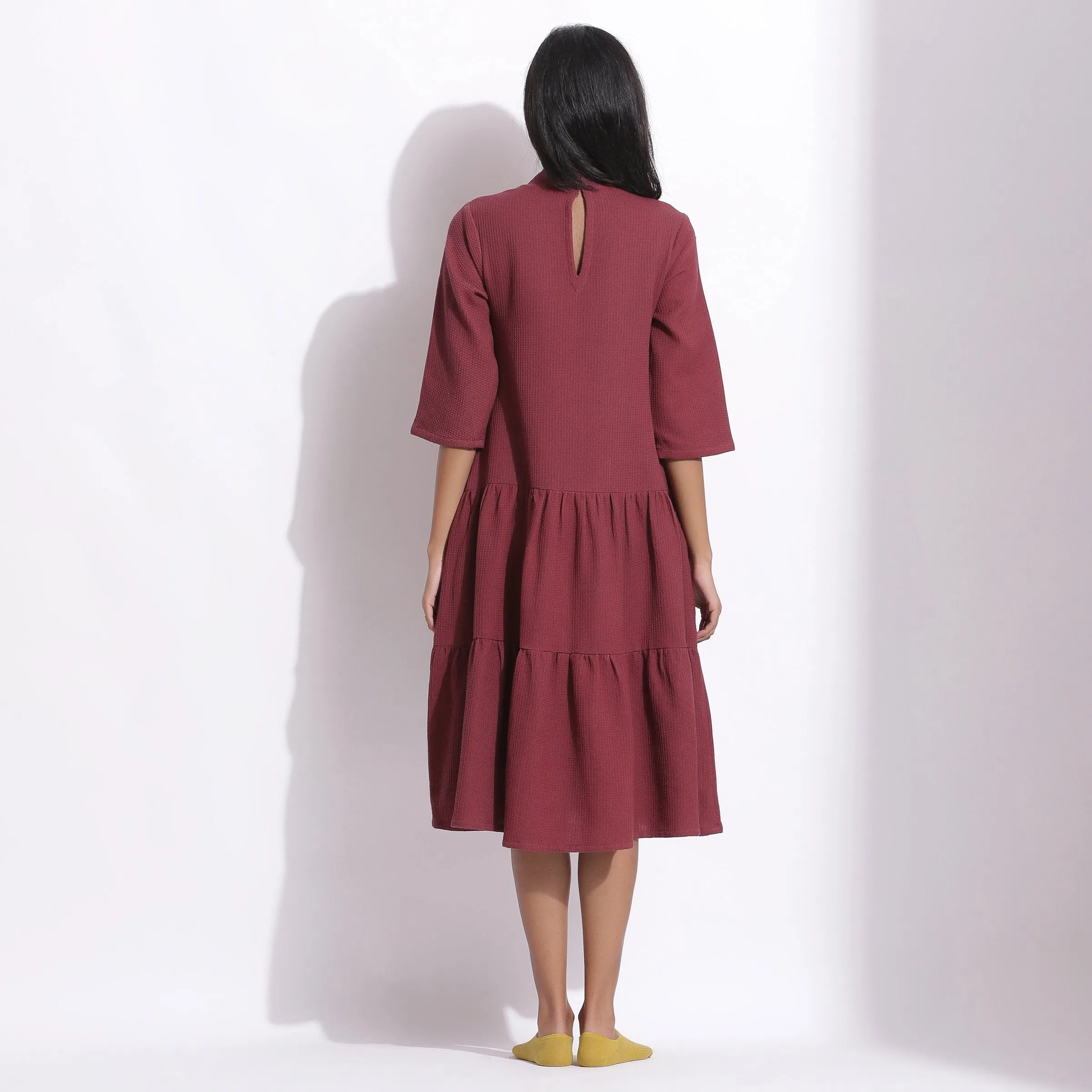 Elegantes Midikleid mit Stufenrock und Trompetenärmeln