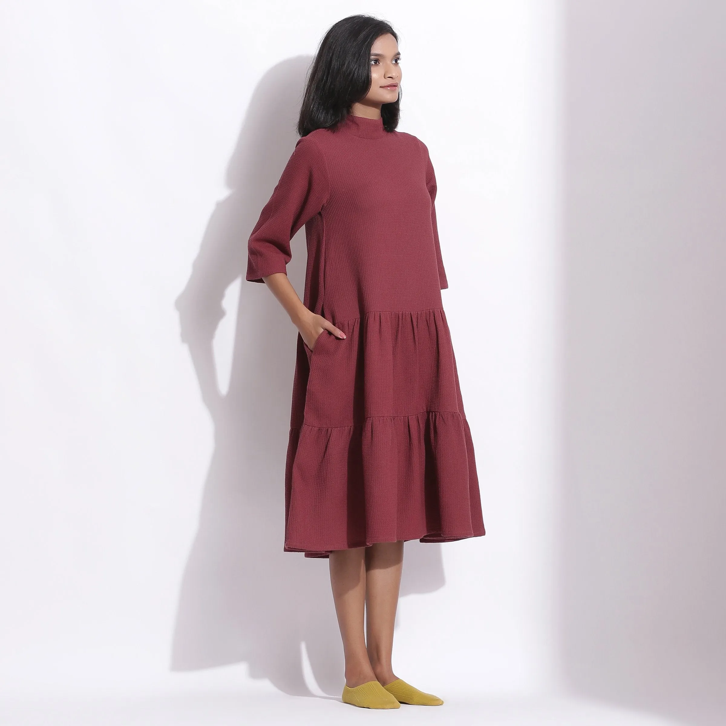 Elegantes Midikleid mit Stufenrock und Trompetenärmeln