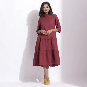 Elegantes Midikleid mit Stufenrock und Trompetenärmeln
