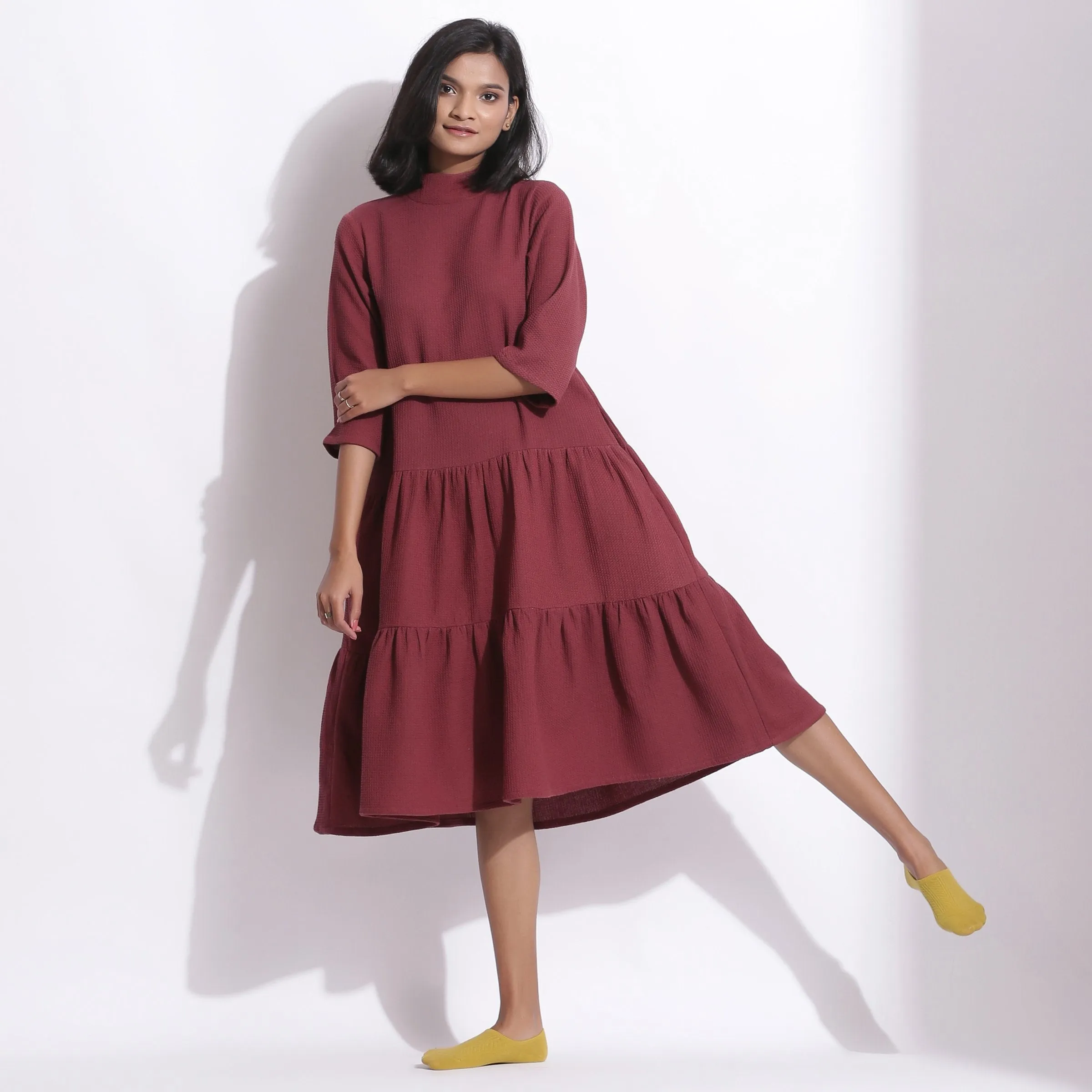 Elegantes Midikleid mit Stufenrock und Trompetenärmeln