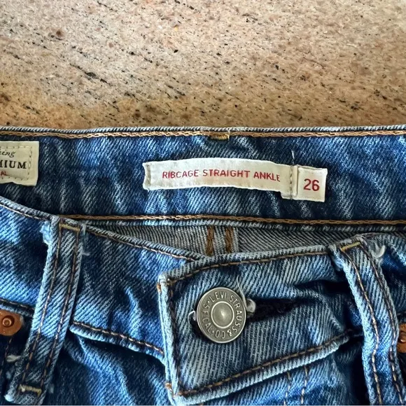 Levi’s Ribcage Straight Ankle Jeans Medium Wash