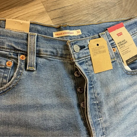 Levi’s Ribcage Straight Leg Ankle Jeans Size 32 NWT