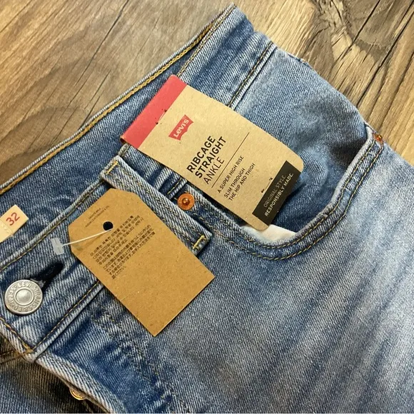 Levi’s Ribcage Straight Leg Ankle Jeans Size 32 NWT