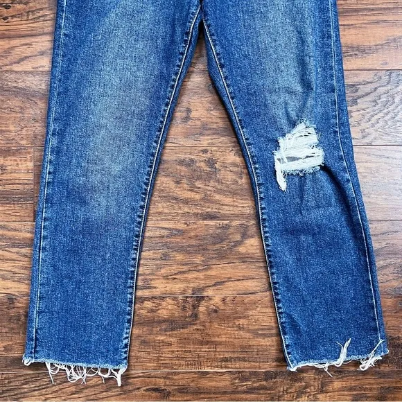 Levi’s • Wedgie Straight jeans distressed medium wash frayed hem ripped knee