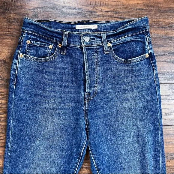 Levi’s • Wedgie Straight jeans distressed medium wash frayed hem ripped knee