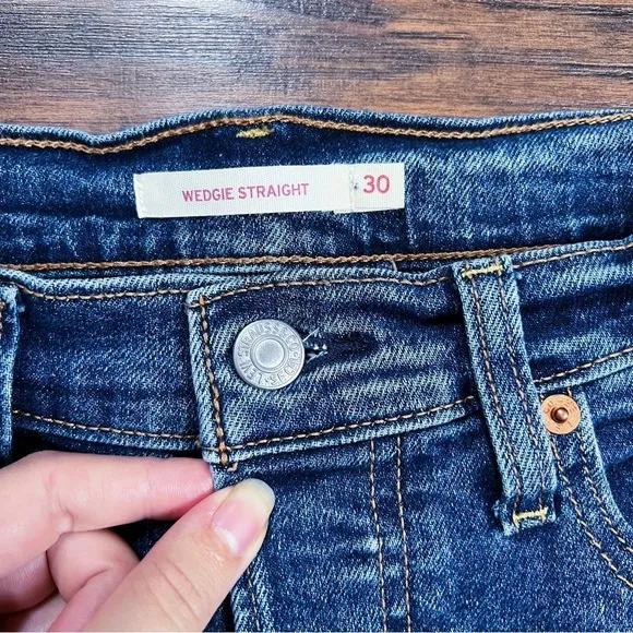 Levi’s • Wedgie Straight jeans distressed medium wash frayed hem ripped knee