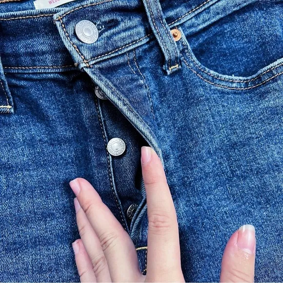 Levi’s • Wedgie Straight jeans distressed medium wash frayed hem ripped knee