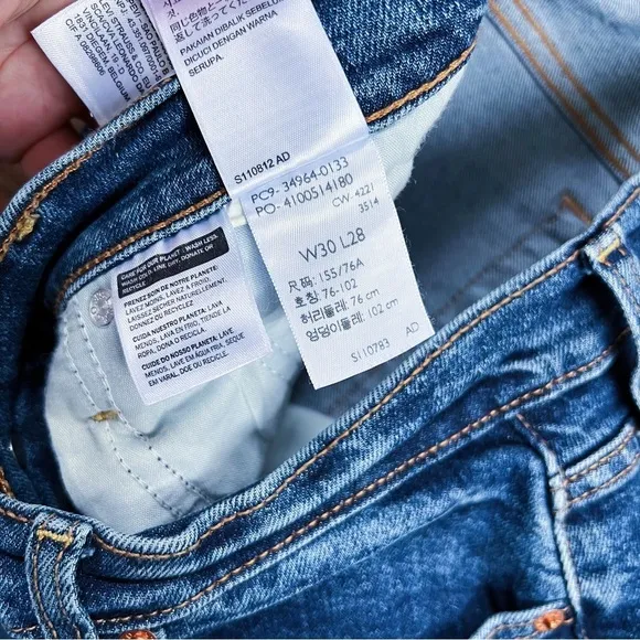 Levi’s • Wedgie Straight jeans distressed medium wash frayed hem ripped knee