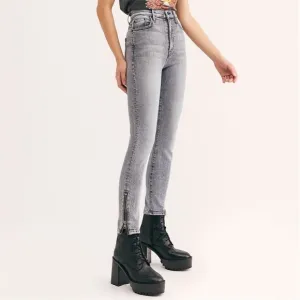 Mother The Swooner Ankle Zip Skinny Jeans In Static