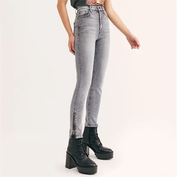 Mother The Swooner Ankle Zip Skinny Jeans In Static