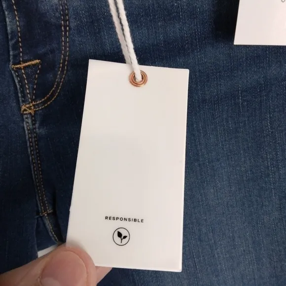 NWT Good American Good Waist Crop Raw Edge Jean