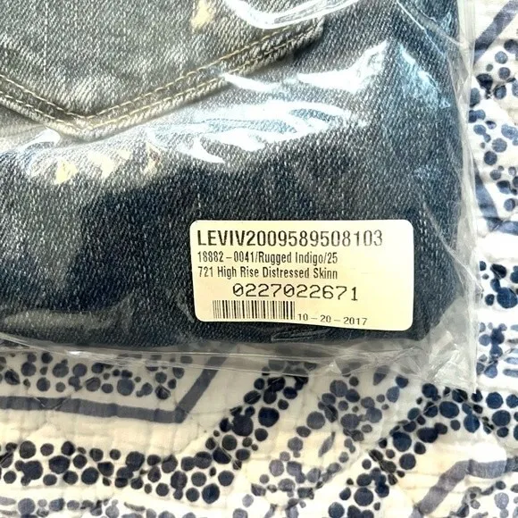 NWT Levi’s 721 High Rise Ripped Skinny Jeans