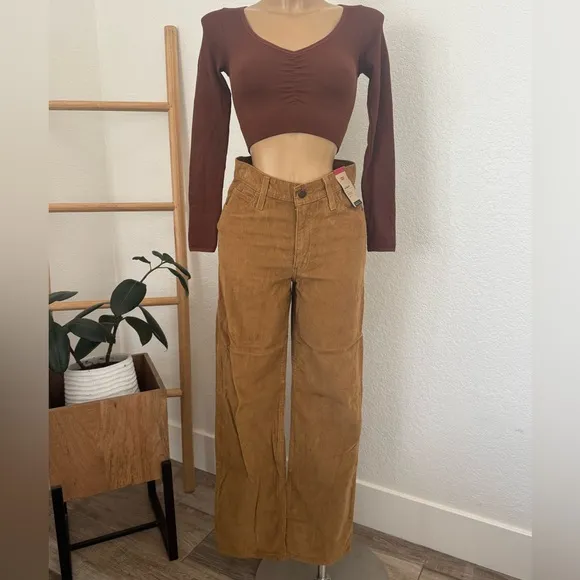NWT Levi's Women's Ribcage Straight Leg Corduroy Jeans
