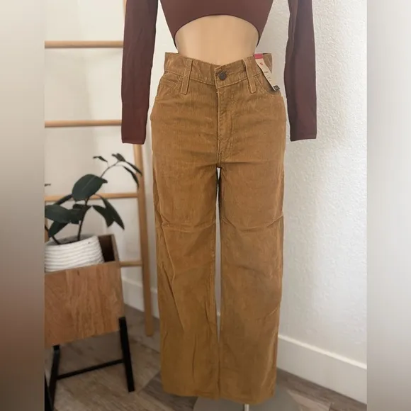NWT Levi's Women's Ribcage Straight Leg Corduroy Jeans