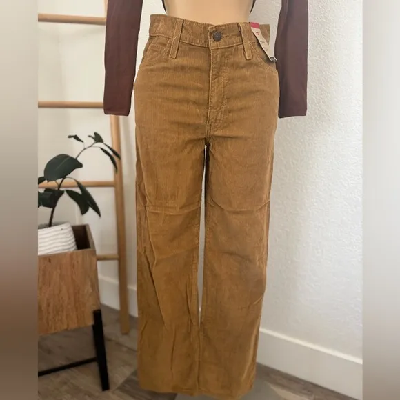 NWT Levi's Women's Ribcage Straight Leg Corduroy Jeans