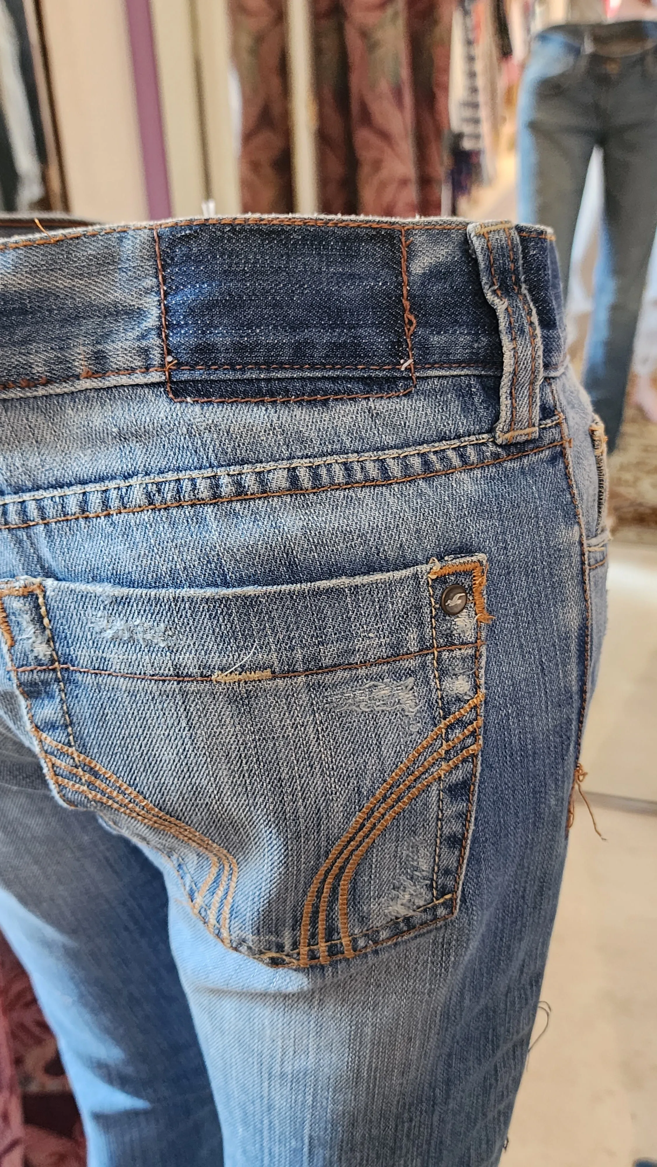 Pre-Loved Jeans - Hallister Distressed Denim Straight Leg Jean Sz 26