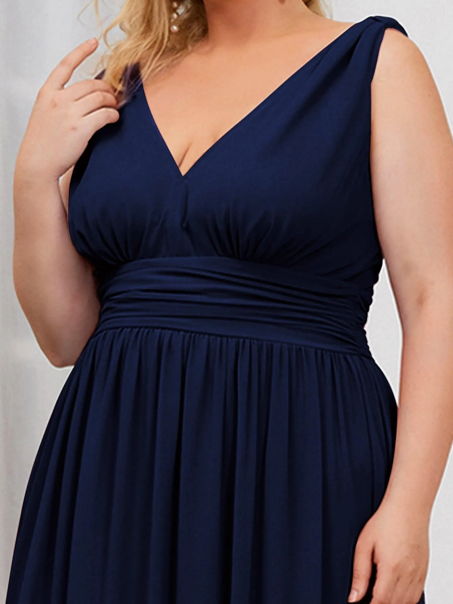Robe de demoiselle d'honneur en mousseline de soie à col en V grande taille