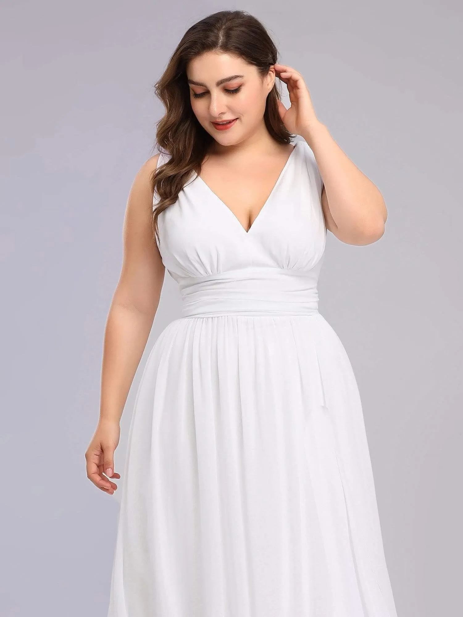 Robe de demoiselle d'honneur en mousseline de soie à col en V grande taille