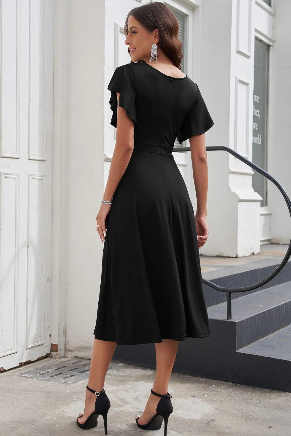 Robe midi portefeuille avec manches volantées et décolleté en V parfaite pour les événements chics