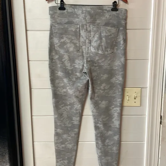 Spanx Camo Denim Skinny Legging Jeans Size 1X.