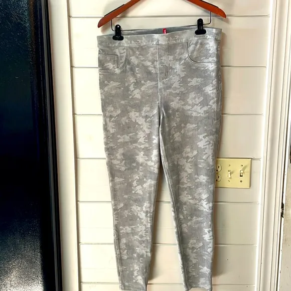Spanx Camo Denim Skinny Legging Jeans Size 1X.