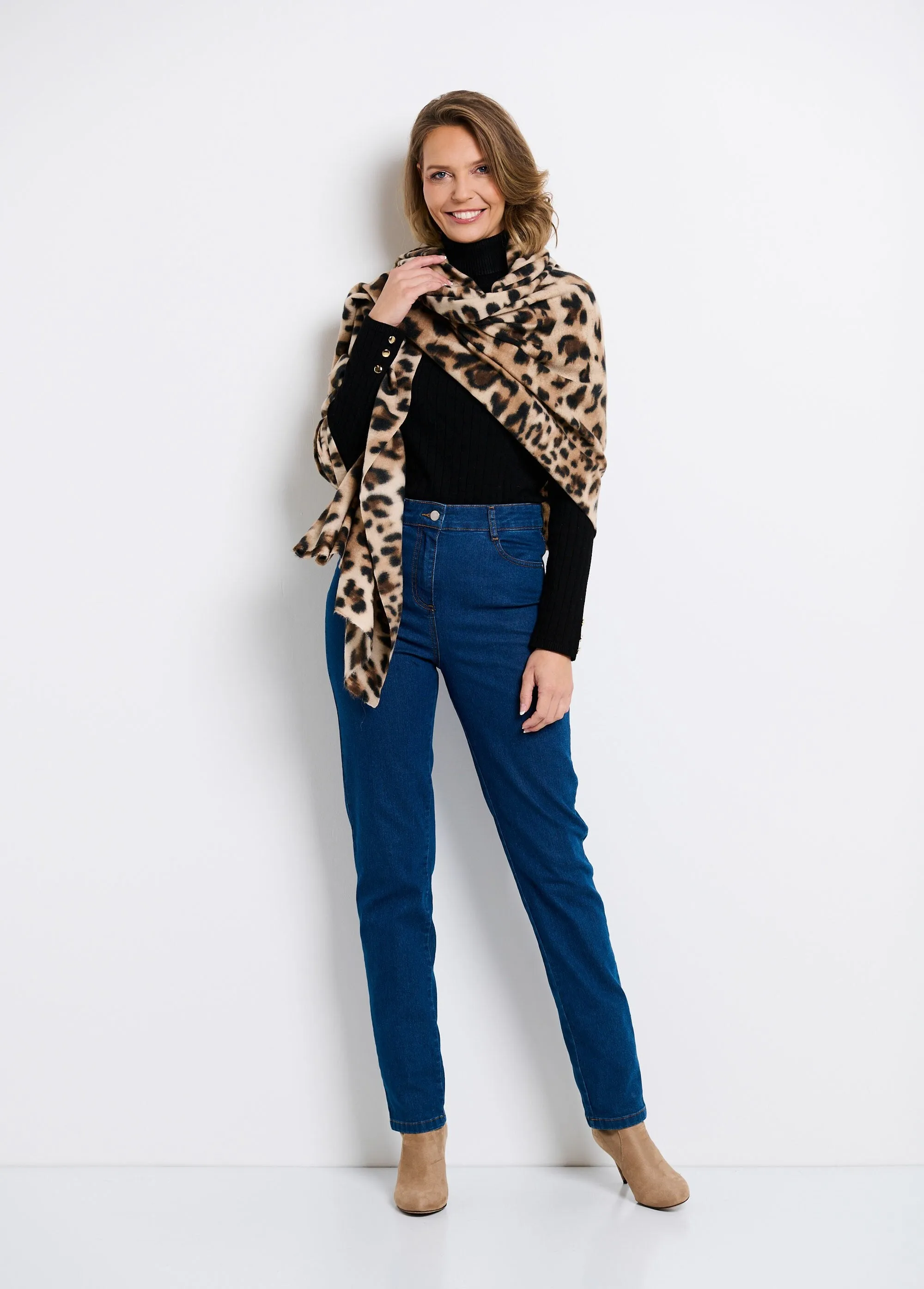 Warm wool scarf with leopard pattern
