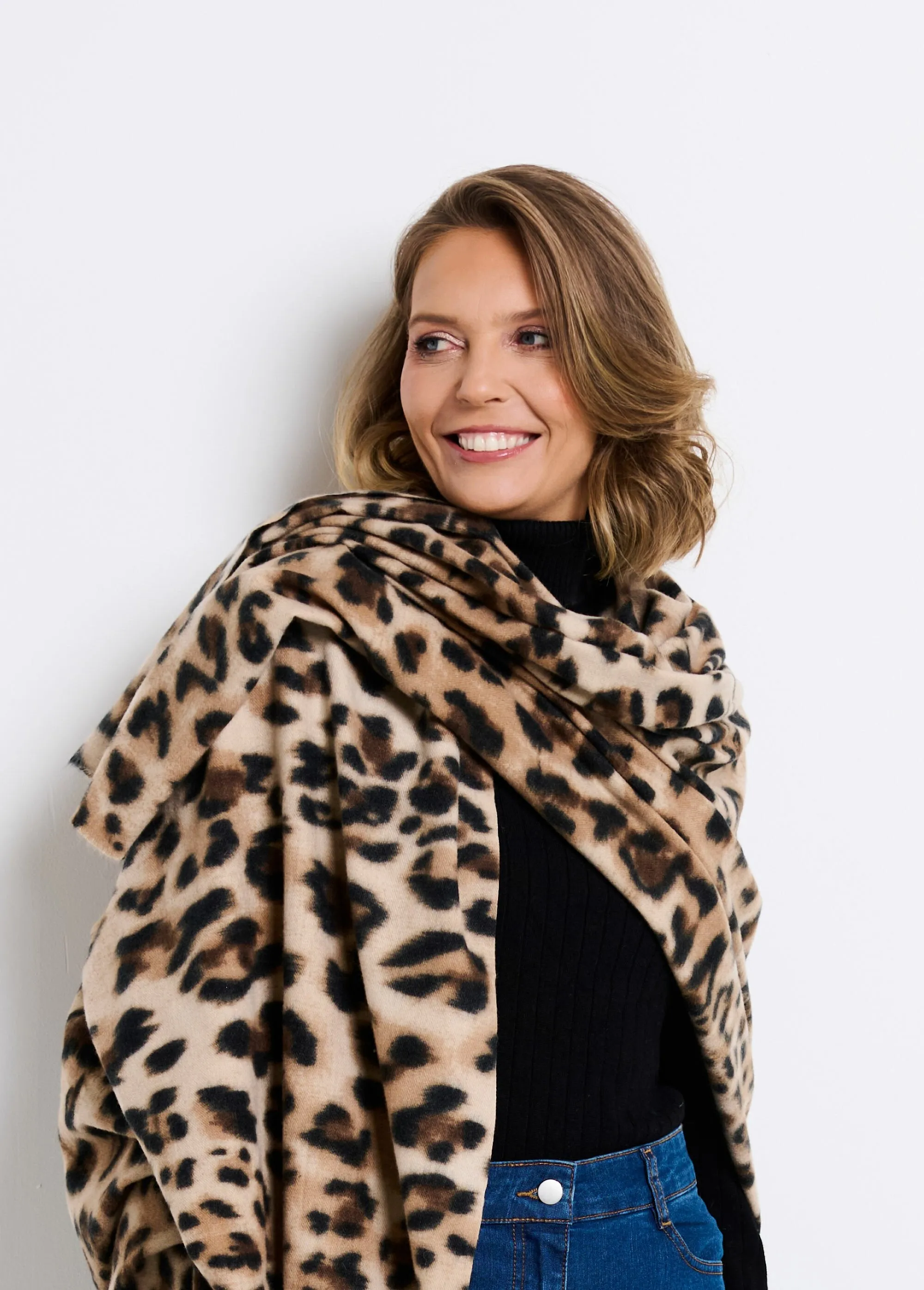 Warm wool scarf with leopard pattern